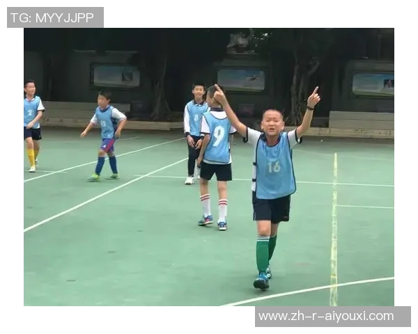 孩子模仿足球明星动作展现运动激情引发校园运动热潮